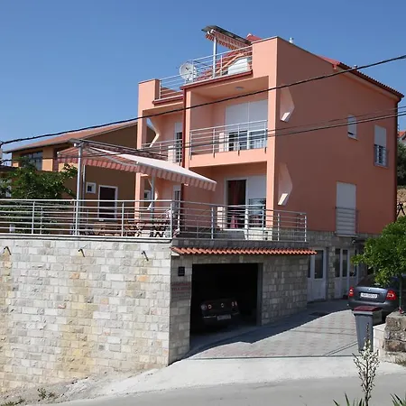 Avigo Rab Town